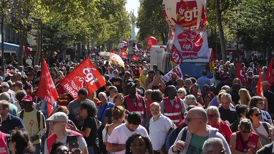 Hunderttausende Menschen protestieren in Frankreich gegen die Sparpolitik der Regierung und für mehr soziale Gerechtigkeit.