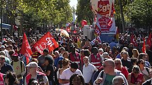 Hunderttausende Menschen protestieren in Frankreich gegen die Sparpolitik der Regierung und für mehr soziale Gerechtigkeit.