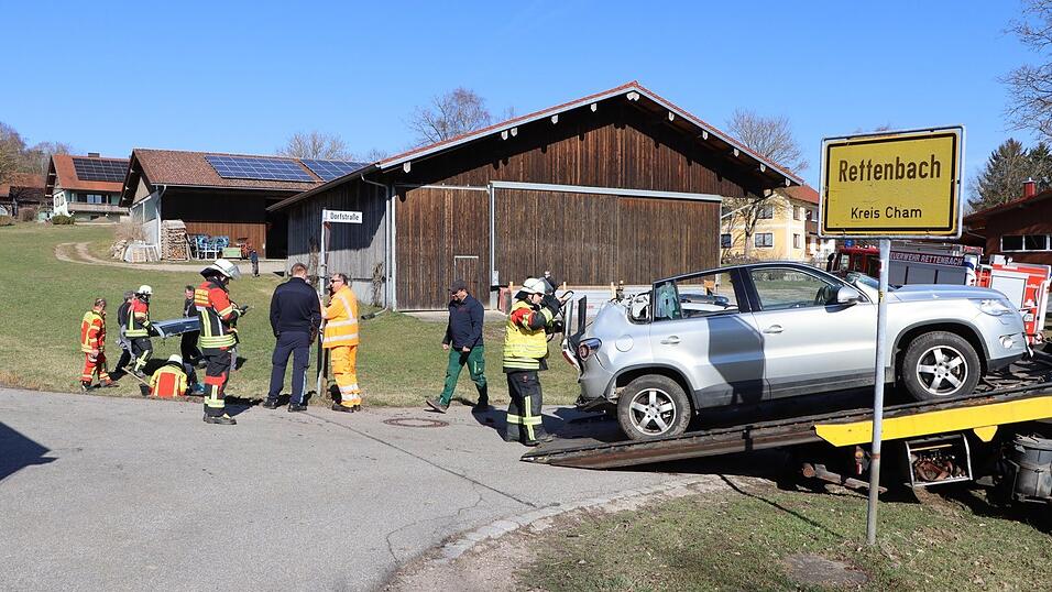 Beide Autos hatten einen Totalschaden. Eine 56-jährige Frau wurde mit dem Hubschrauber ins Uniklinikum Regensburg gebracht. Beide Autos hatten einen Totalschaden. Eine 56-jährige Frau wurde mit dem Hubschrauber ins Uniklinikum Regensburg gebracht.