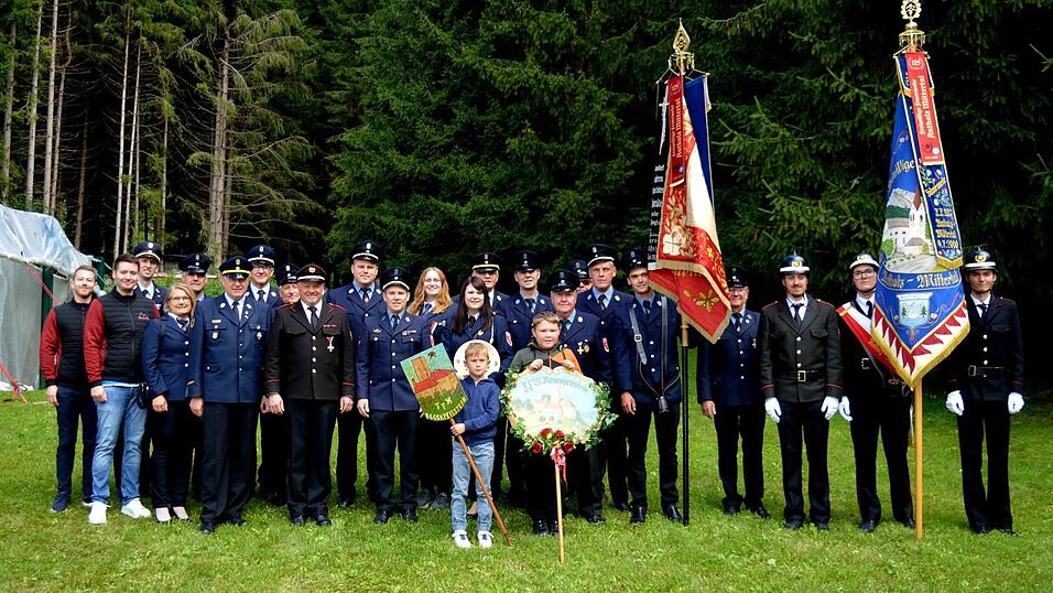 Seit über 50 Jahren pflegt die Feuerwehr Regenpeilstein freundschaftliche Bande zur Wehr in Antholz. Zum 125-jährigen Bestehen reiste eine Abordnung samt Landkreis-Führungskräften nach Südtirol.