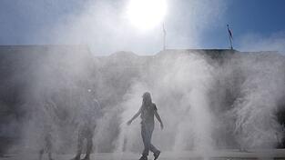 Wassernebel zur Abkühlung: Nicht nur in Hamburg ist jede Hitzepause willkommen. Wassernebel zur Abkühlung: Nicht nur in Hamburg ist jede Hitzepause willkommen.