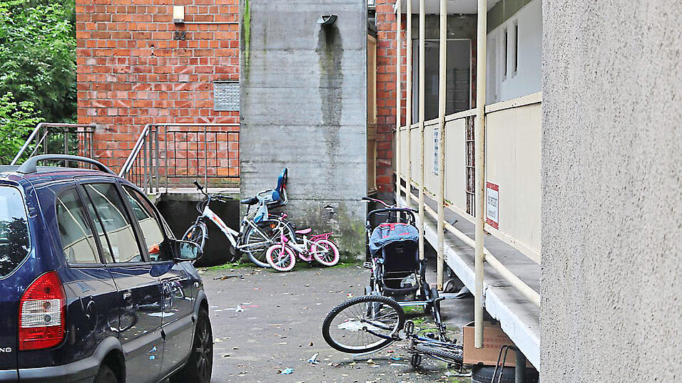 Zurückgelassen werden am Montag noch etliche Fahrräder und Kinderwagen, vieles landet auch auf dem Sperrmüllhaufen. Zurückgelassen werden am Montag noch etliche Fahrräder und Kinderwagen, vieles landet auch auf dem Sperrmüllhaufen.