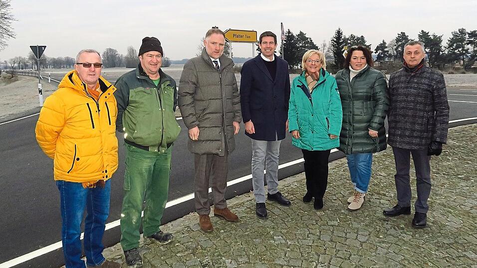Beim Ortstermin an der Bundesstra&szlig;e bei Pfatter: B&uuml;rgermeister Hans Biederer, die CSU-Gemeinder&auml;tinnen Margit Althapp und Sylvia Stierstorfer, die Abgeordneten Patrick Grossmann und Peter Aumer, der dritte B&uuml;rgermeister Manfred Bayer und Bautechniker Walter Scheibinger (von rechts).