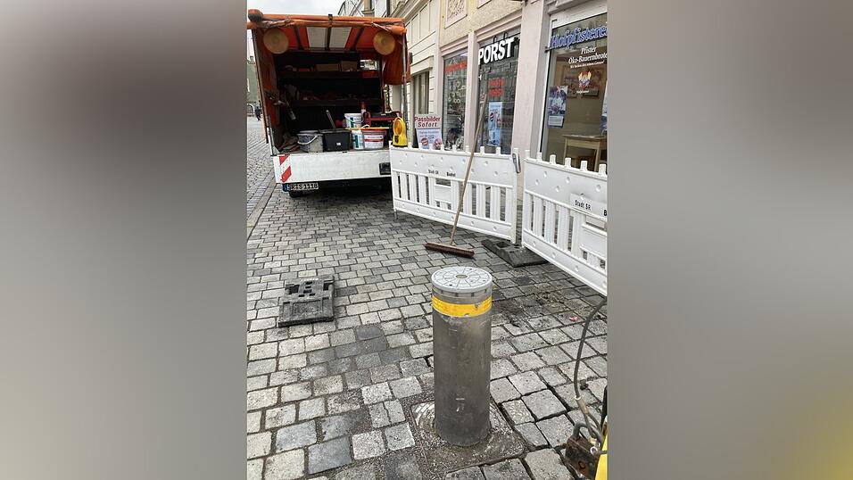 Der Poller wurde im Lauf des Tages wieder aufgerichtet.