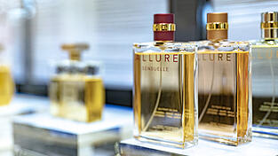 Laut Staatsanwaltschaft entwendete der Angeklagte 2024 in einer Parf&uuml;merie an der Theaterstra&szlig;e gemeinsam mit einem anderweitig verfolgten, ebenfalls justizbekannten Landshuter vier Flaschen feinster D&uuml;fte im Gesamtwert von 369,98 Euro.