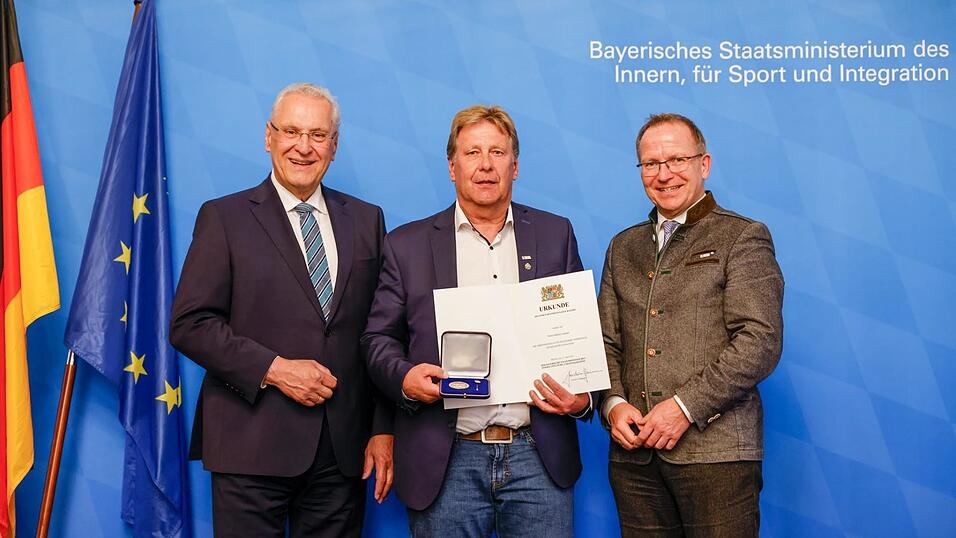 Hubert Lauerer nach der Medaillenverleihung zusammen mit Staatsminister Joachim Herrmann und J&ouml;rg Ammon, dem Pr&auml;sidenten des Bayerischen Landes-Sportverbands (rechts).