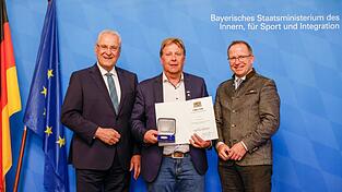 Hubert Lauerer nach der Medaillenverleihung zusammen mit Staatsminister Joachim Herrmann und J&ouml;rg Ammon, dem Pr&auml;sidenten des Bayerischen Landes-Sportverbands (rechts).