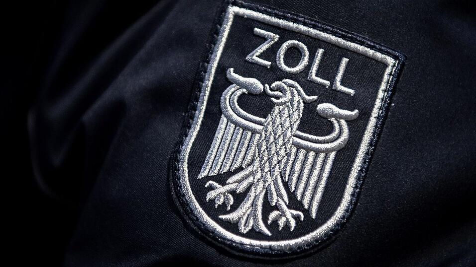 Das Zoll Abzeichen auf der Uniform eines Beamten.