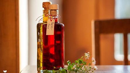 Ingrid Lokotsch präsentiert ihr Rezept für Holunder-oder Aronia-Essig.