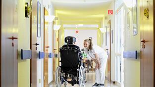 Eine Pflegefachkraft kümmert sich um eine Patientin. Eine Pflegefachkraft kümmert sich um eine Patientin.