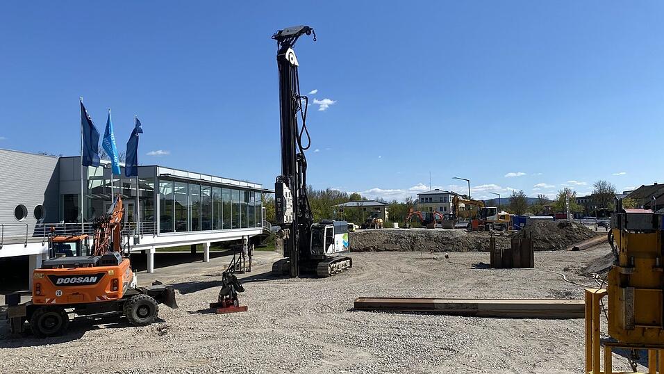 Die Baustelle in der Flutmulde ruhen am Dienstag. Massiver Fels bremst die Arbeiten derzeit aus.