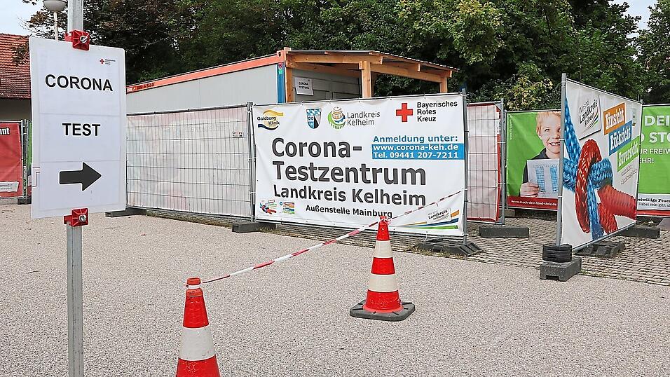 Das einst auf dem Parkplatz des Mainburger Krankenhauses eingerichtete Corona-Testzentrum hat ebenso ausgedient, wie das Impfzentrum in der Stadthalle. Auch das Impfzentrum in Kelheim hat seinen Betrieb weiter heruntergefahren, mit einem Ansturm auf die angepassten Vakzine rechnet dort offenbar niemand.