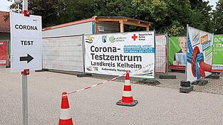 Das einst auf dem Parkplatz des Mainburger Krankenhauses eingerichtete Corona-Testzentrum hat ebenso ausgedient, wie das Impfzentrum in der Stadthalle. Auch das Impfzentrum in Kelheim hat seinen Betrieb weiter heruntergefahren, mit einem Ansturm auf die angepassten Vakzine rechnet dort offenbar niemand.