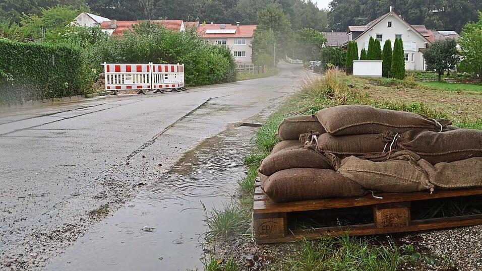 Sandsäcke am Straßenrand zeugen noch von einem nervenzehrenden Wochenende. Sandsäcke am Straßenrand zeugen noch von einem nervenzehrenden Wochenende.