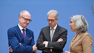 Martin Hendges (l.), Andreas Gassen und Gabriele Regina Overwiening lassen ihrem Frust &uuml;ber die Gesundheitspolitik freien Lauf.