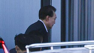 Yoon Suk Yeol verweigert bei der Korruptionsermittlungsbehörde für hochrangige Beamte nach wie vor seine Aussage. Yoon Suk Yeol verweigert bei der Korruptionsermittlungsbehörde für hochrangige Beamte nach wie vor seine Aussage.