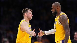 Luka Doncic (l.) und LeBron James liefen zum ersten Mal gemeinsam für die Lakers auf.