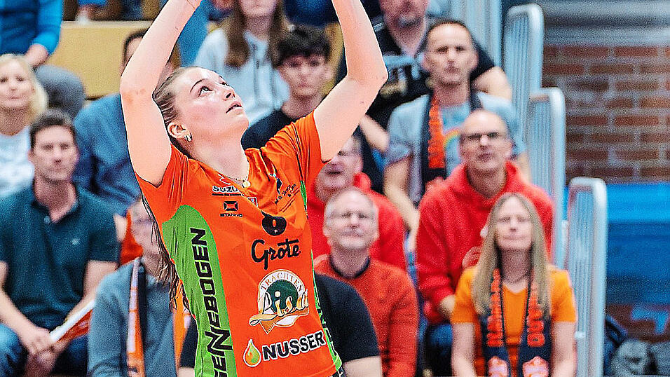 Mit Übersicht verteilt Straubings Zuspielerin Nora Janka beim Heimsieg gegen Flacht die Bälle und wird zu Recht als wertvollste Spielerin ihrer Mannschaft ausgezeichnet. Mit Übersicht verteilt Straubings Zuspielerin Nora Janka beim Heimsieg gegen Flacht die Bälle und wird zu Recht als wertvollste Spielerin ihrer Mannschaft ausgezeichnet.