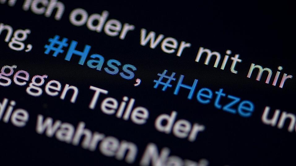 Neben Hass- und Hetzbeiträgen finden sich auch Drohungen und Anfeindungen im Netz.