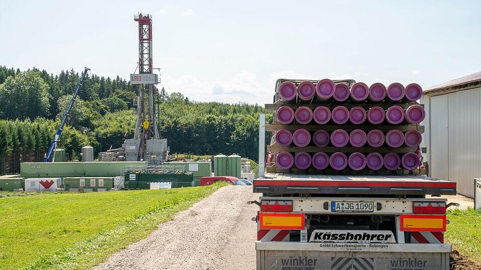 Mit Lastwagen werden die Materialien für die Gasförderung gebracht.