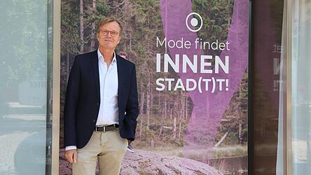 „Mode findet Innenstad(t)t“: Dieser Satz in einem der Schaufenster des Modehauses Frey am Marktplatz passt, findet Helmut Hagner. In den 125 Jahren, in denen es Frey in Cham gibt, habe sich eine Symbiose mit der Stadt entwickelt.