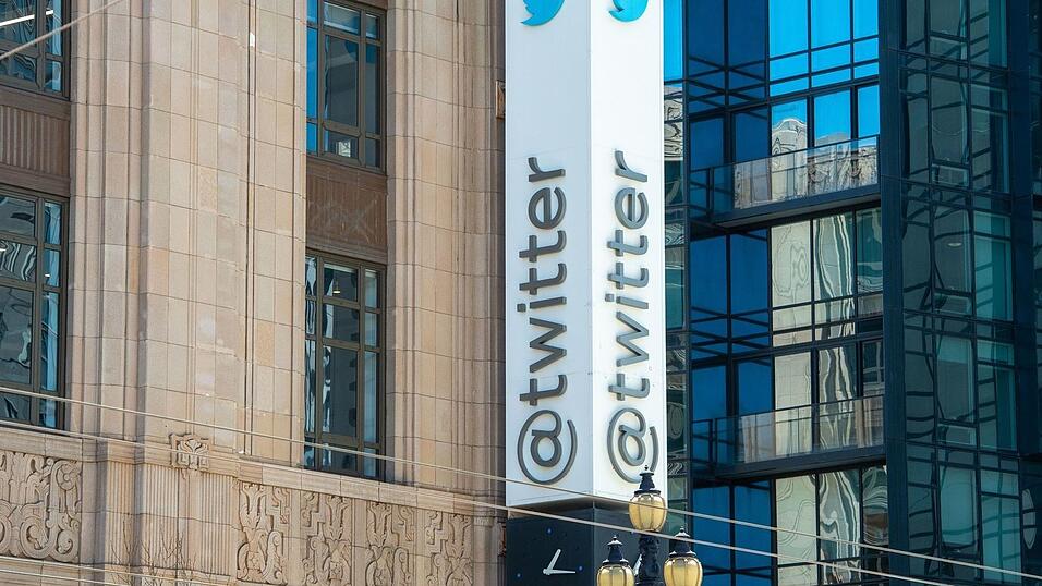 Elon Musk lie&szlig; bei X alle Spuren des vorherigen Namens Twitter entfernen. (Archivbild)