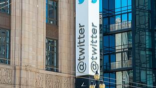 Elon Musk lie&szlig; bei X alle Spuren des vorherigen Namens Twitter entfernen. (Archivbild)