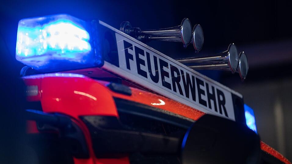 Die 13-Jährigen versuchten die Flammen noch selbst zu löschen. (Symbolbild) Die 13-Jährigen versuchten die Flammen noch selbst zu löschen. (Symbolbild)