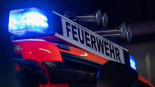 Die 13-Jährigen versuchten die Flammen noch selbst zu löschen. (Symbolbild) Die 13-Jährigen versuchten die Flammen noch selbst zu löschen. (Symbolbild)