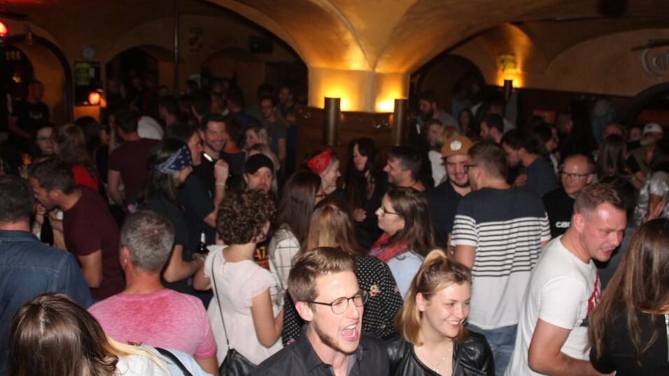 Von wegen Herbsttristesse! Im Beatschuppen in Landshut ging es am gestrigen Freitag wie gewohnt hoch her.