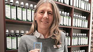 Apothekerin Trixi Resch, Inhaberin der Deggendorfer Marien-Apotheke, mit einer der neuen Immunkarten im Scheckkartenformat. 'Eine praktische Alternative für alle, die in Sachen Impfnachweis unabhängig vom Handy sein wollen', erläutert sie.