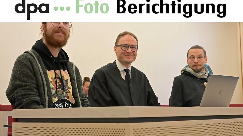 Die Kläger und ihr Anwalt vor dem Verwaltungsgerichtshof.