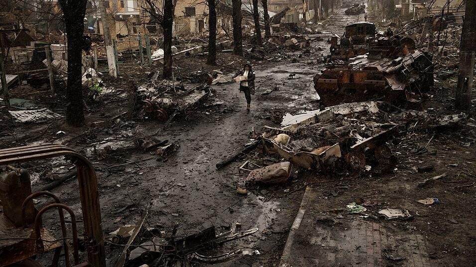 Kurz nach Kriegsbeginn hinterließen die russischen Besatzer in der ukrainischen Kleinstadt Butscha nahe der Hauptstadt Kiew ein Bild der Verwüstung. Kurz nach Kriegsbeginn hinterließen die russischen Besatzer in der ukrainischen Kleinstadt Butscha nahe der Hauptstadt Kiew ein Bild der Verwüstung.