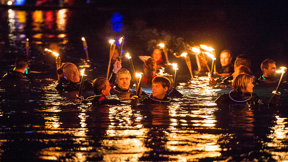 Alle Bilder dazu finden Sie hier.Foto: Mathias AdamDie Lampionfahrt verwandelte die Donau in ein Lichtermehr. Alle Bilder dazu finden Sie hier.Foto: Mathias AdamDie Lampionfahrt verwandelte die Donau in ein Lichtermehr.