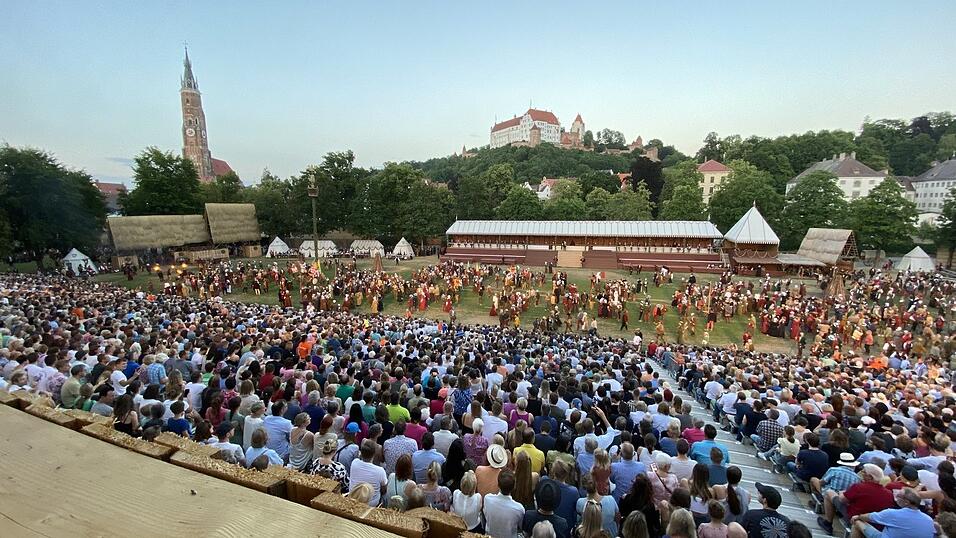 Sch&ouml;ner h&auml;tte ich es nicht malen k&ouml;nnen: Der Blick &uuml;ber die Turnierwiese auf St. Martin und die Burg Trausnitz.&nbsp;