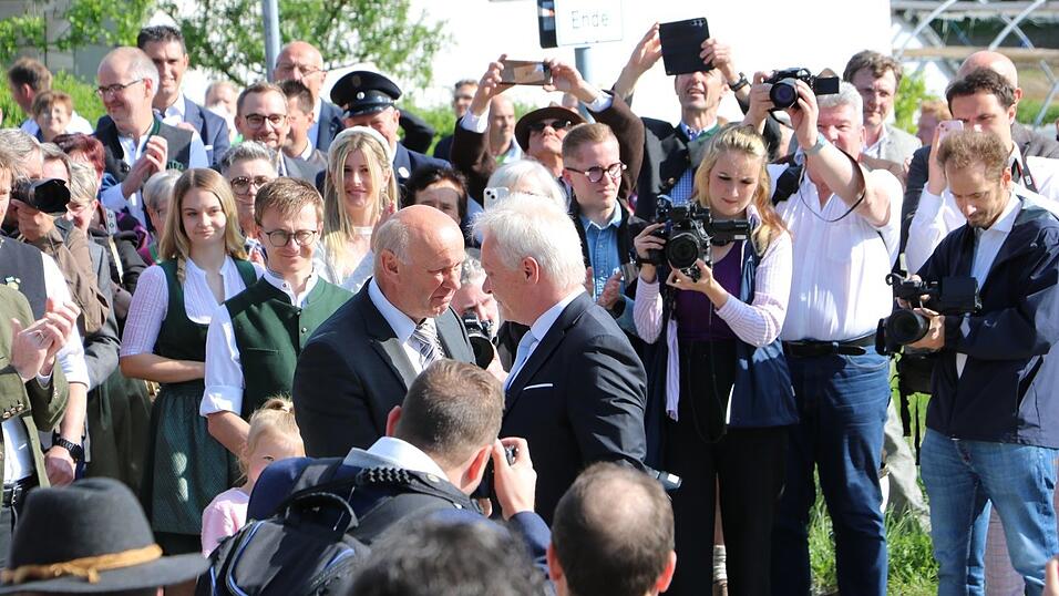 Haibachs Bürgermeister Fritz Schötz heißt den neuen Bundesminister für Landwirtschaft, Ernährung und Heimat Alois Rainer am Ortseingang von Haibach willkommen - inmitten von zahlreichen Fotografen, Kameraleuten und Handy-Filmern. Haibachs Bürgermeister Fritz Schötz heißt den neuen Bundesminister für Landwirtschaft, Ernährung und Heimat Alois Rainer am Ortseingang von Haibach willkommen - inmitten von zahlreichen Fotografen, Kameraleuten und Handy-Filmern.