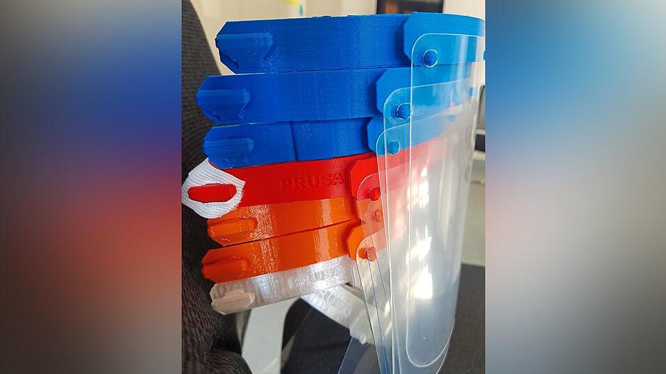 Die Faceshields lassen sich gut stapeln. Die Faceshields lassen sich gut stapeln.