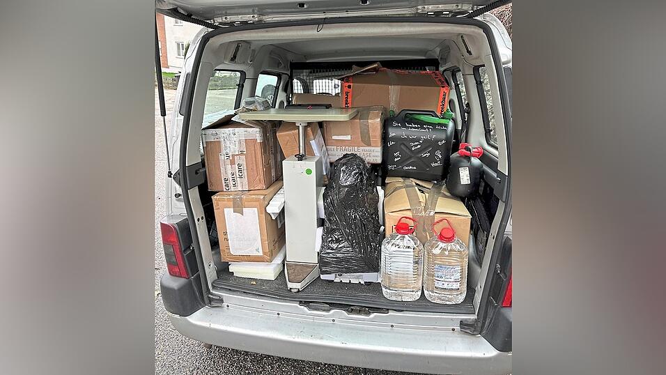 Vollgepackt ist der Peugeot Partner - das Rallye-Auto der beiden.