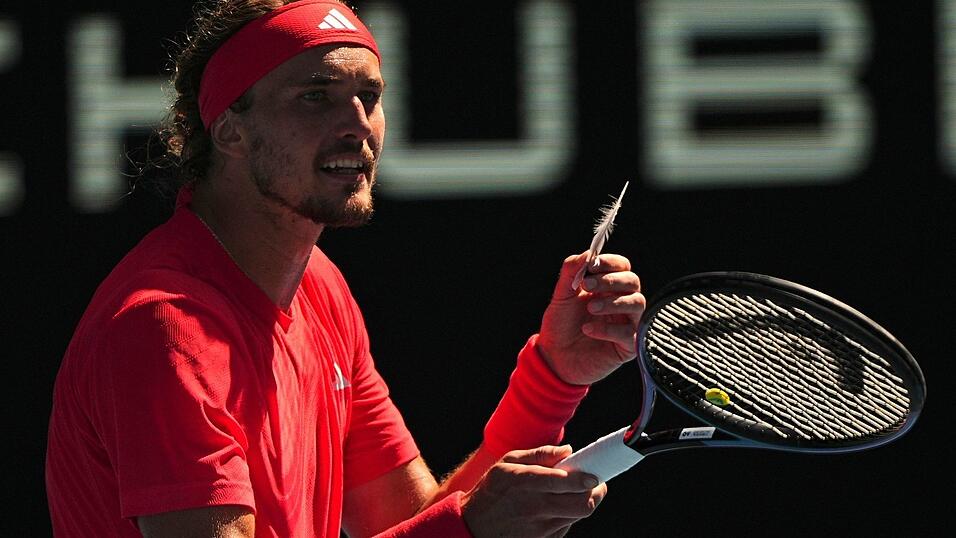 Eine auf den Platz gefallene Feder brachte Zverev kurzzeitig aus dem Konzept Eine auf den Platz gefallene Feder brachte Zverev kurzzeitig aus dem Konzept