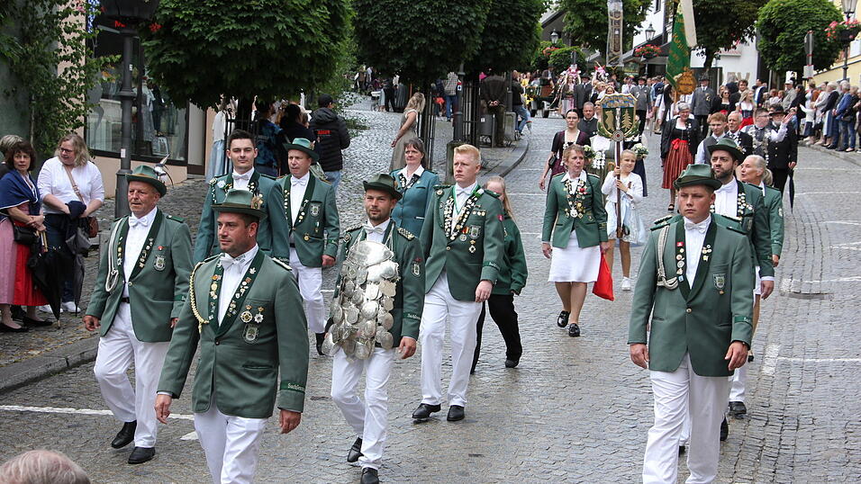 Das war der Bierzelteinzug beim Bad Kötztinger Pfingstvolksfest 2025. Das war der Bierzelteinzug beim Bad Kötztinger Pfingstvolksfest 2025.