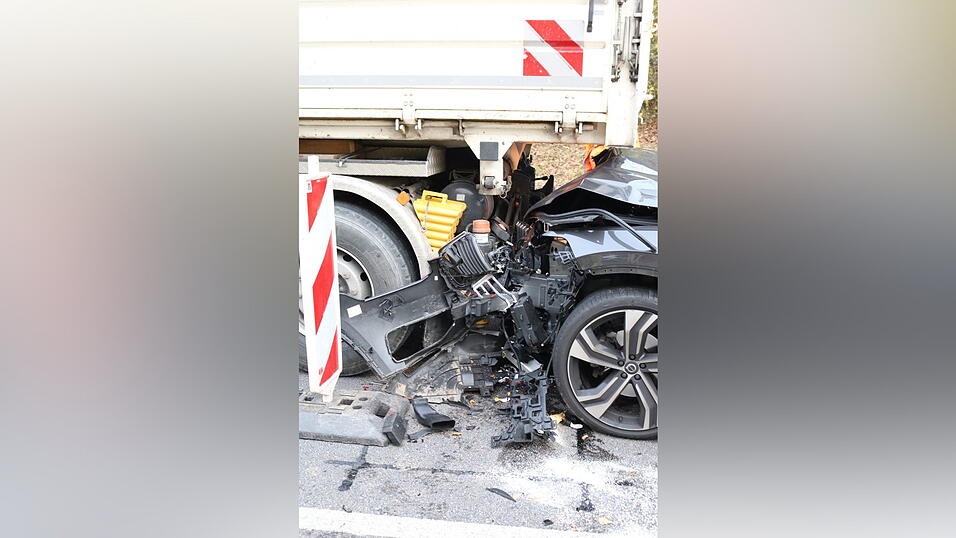 Am Mittwochnachmittag kam es auf der B20 bei Kothmaißling zu einem Unfall. Am Mittwochnachmittag kam es auf der B20 bei Kothmaißling zu einem Unfall.
