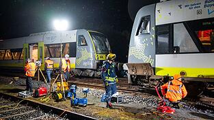 Die Ermittlungen zur Ursache des Zugunfalls begannen noch am Abend.