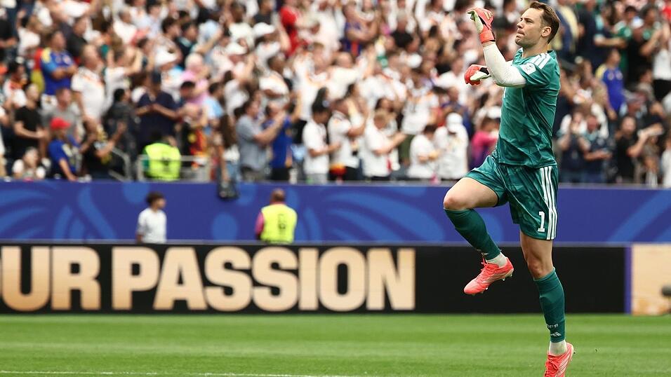Manuel Neuer analysiert den klaren Startsieg der Fußball-Nationalmannschaft. Manuel Neuer analysiert den klaren Startsieg der Fußball-Nationalmannschaft.