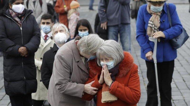 Auch in Tschechien steigen die Zahlen der Neuinfektionen massiv an. Deshalb wurde dort nun ein quasi landesweiter Lockdown angeordnet. (Symbolbild) Auch in Tschechien steigen die Zahlen der Neuinfektionen massiv an. Deshalb wurde dort nun ein quasi landesweiter Lockdown angeordnet. (Symbolbild)