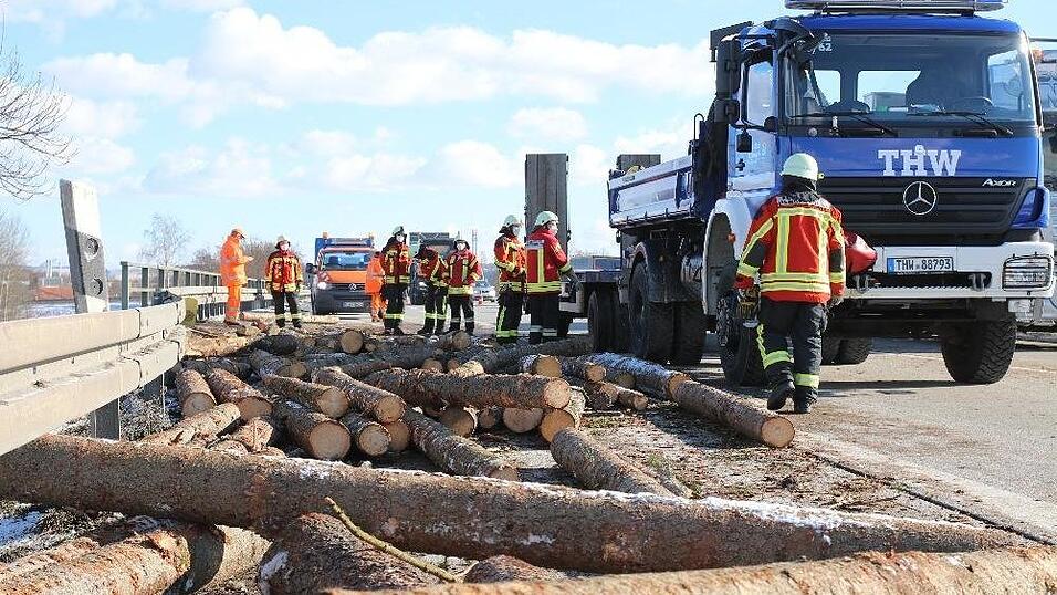 Ein Holztransporter hat am Freitag bei der Auffahrt auf die A3 bei Hengersberg diese Baumstämme verloren. Dadurch kam es zu erheblichen Verkehrsbehinderungen auf der Autobahn. Ein Holztransporter hat am Freitag bei der Auffahrt auf die A3 bei Hengersberg diese Baumstämme verloren. Dadurch kam es zu erheblichen Verkehrsbehinderungen auf der Autobahn.