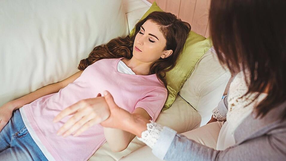 Bei einer Hypnose wird die Aufmerksamkeit auf bestimmte Vorstellungen und Gedanken fokussiert - und alles andere ausgeblendet.