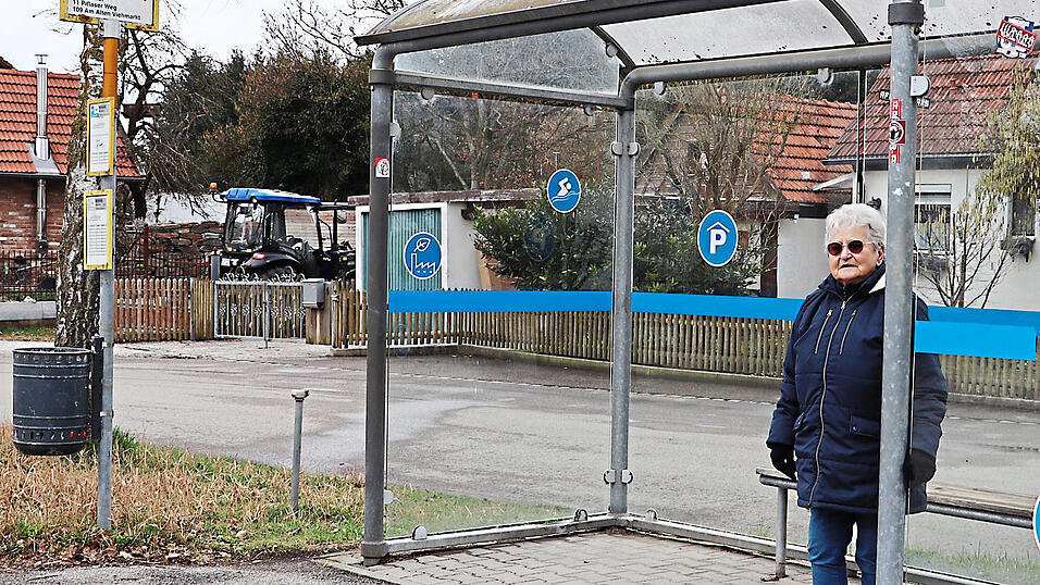 Inge Weber an der Haltestelle ohne B&uuml;rgersteig.