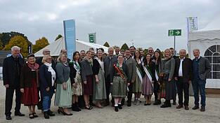 Gemeinsam mit den Hopfen- und Bierköniginnen sowie vielen Ehrengästen brach Bundeslandwirtschaftsminister Alois Rainer (Mitte) zu einem Rundgang über das Ausstellungsgelände auf der Schöllwiese auf.