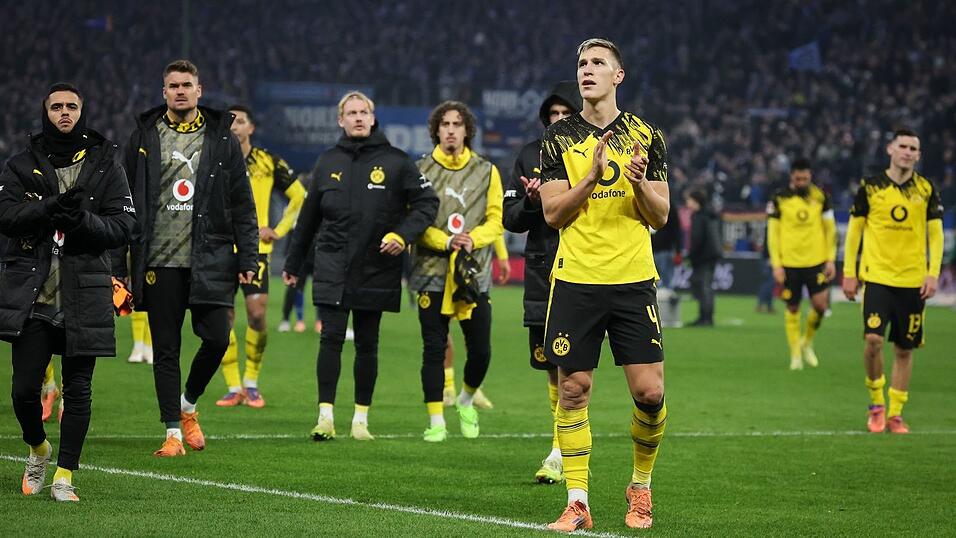 Erlebte im Spiel beim HSV einen Schreckmoment: BVB-Nationalspieler Nico Schlotterbeck (vorne, r). Erlebte im Spiel beim HSV einen Schreckmoment: BVB-Nationalspieler Nico Schlotterbeck (vorne, r).