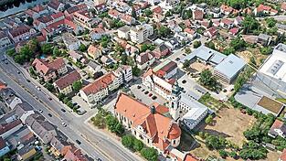 Luftaufnahme von Reinhausen mit der Donaustaufer Straße links.